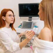 Ecografie mamară pentru sâni denși: de ce este necesară în completarea mamografiei 10 Ecografie mamară pentru sâni denși: de ce este necesară în completarea mamografiei