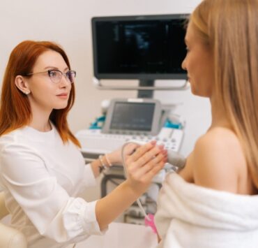 Ecografie mamară pentru sâni denși: de ce este necesară în completarea mamografiei