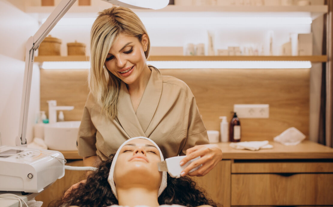 Frumusețea modernă: cum te ajută tratamentele faciale și epilarea definitivă cu laser să ai grijă de tine