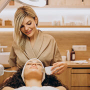 Frumusețea modernă: cum te ajută tratamentele faciale și epilarea definitivă cu laser să ai grijă de tine