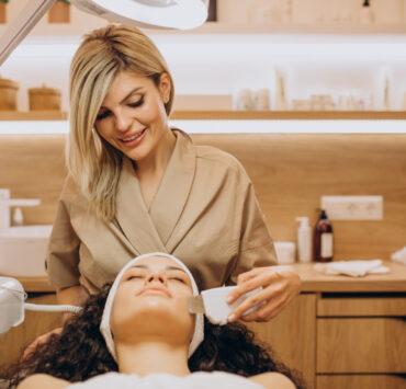 Frumusețea modernă: cum te ajută tratamentele faciale și epilarea definitivă cu laser să ai grijă de tine