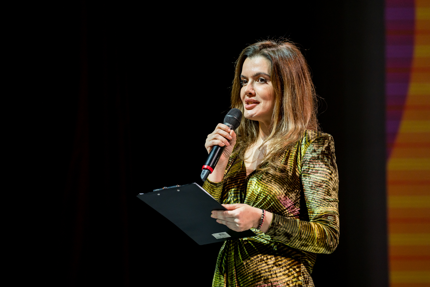 ParentSPACE by Psychologies: o seară despre conexiune, înțelegere și relația reală cu copilul 12 Gabriela Maalouf, psiholog clinician, consultant educațional, autor, jurnalist, moderator TV și primul practician NLP din România care s-a specializat în programare neurolingvistică pentru copii și părinți, în Marea Britanie