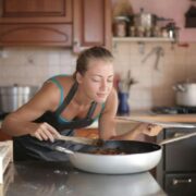 Gătitul ca terapie: de ce bucătăria este cel mai bun loc în care să îți recapeți liniștea