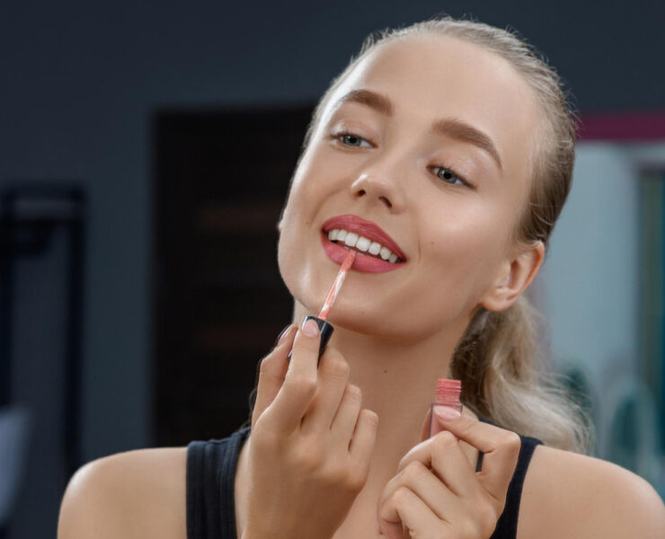 Glow-ul începe cu un zâmbet: buze juicy și cadouri care devin ritual