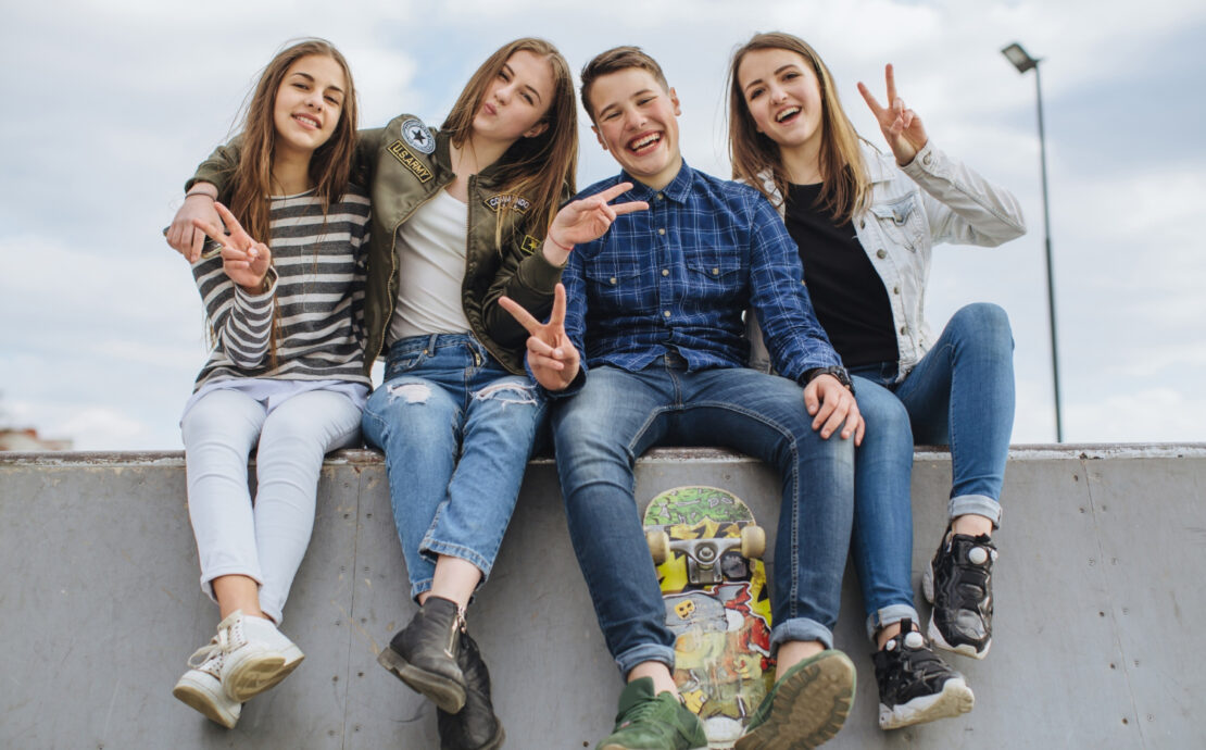 Influența prietenilor asupra copiilor: cum afectează școala și performanța