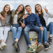 Influența prietenilor asupra copiilor: cum afectează școala și performanța