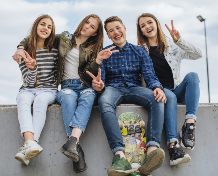 Influența prietenilor asupra copiilor: cum afectează școala și performanța