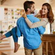 Mutatul împreună: schimbările invizibile care transformă relația de cuplu