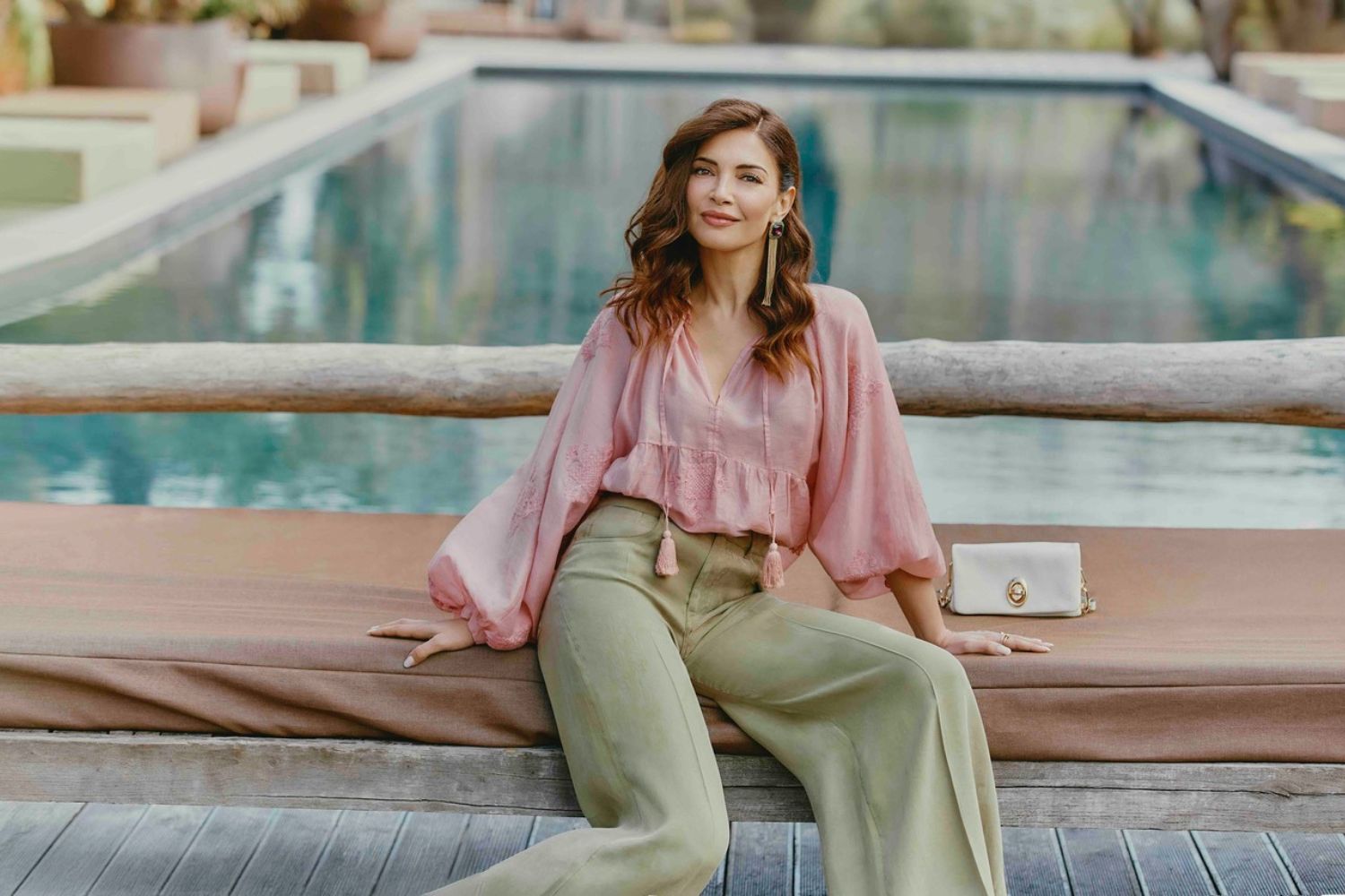 Oltre conturează esența primăverii prin nuanțe luminoase, materiale delicate și siluete fluide