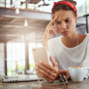 Panica mediatică explicată: cum titlurile dramatice ne schimbă percepția realității