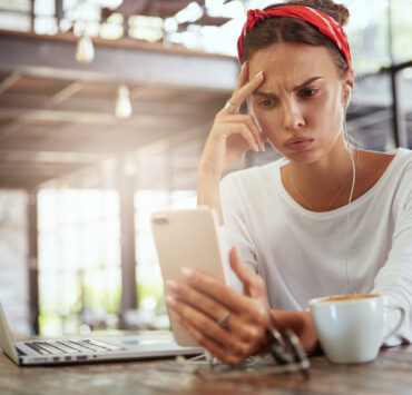 Panica mediatică explicată: cum titlurile dramatice ne schimbă percepția realității