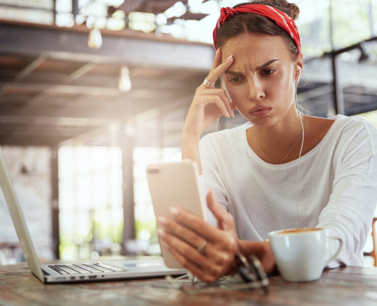 Panica mediatică explicată: cum titlurile dramatice ne schimbă percepția realității