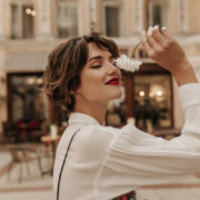 Parfumuri ușoare pentru zile calde: citrice, flori și texturi noi