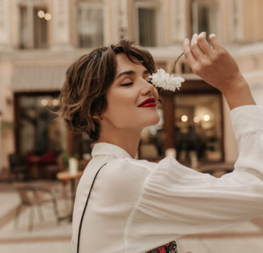 Parfumuri ușoare pentru zile calde: citrice, flori și texturi noi