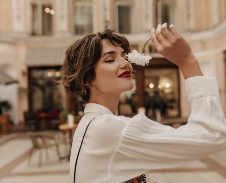 Parfumuri ușoare pentru zile calde: citrice, flori și texturi noi