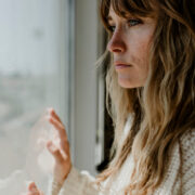 Rana de trădare – când încrederea devine o armă cu două tăișuri