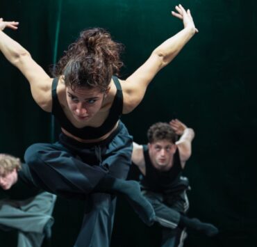 Vanner Collective explorează mecanismele manipulării într-un nou spectacol